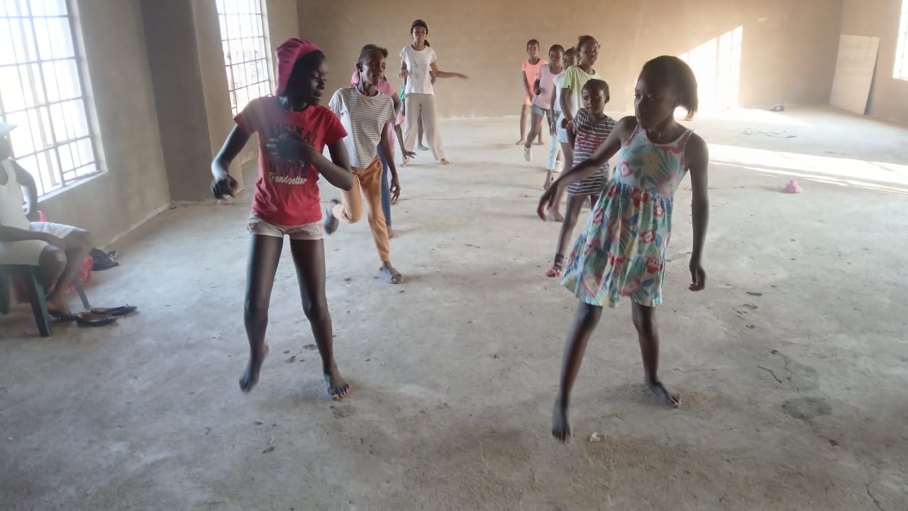 NOMAGOM kids dancing in the hall